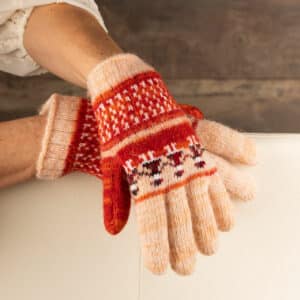 Jolis gants chauds en laine rose saumon et orange, avec un joli motif de poupée. Des gants chauds pour les amoureux des couleurs. Ces gants sont tricotés en pure laine de mouton. Si vous voulez vraiment chouchouter vos mains, ces gants chauds devraient faire l'affaire. Vous sentez l'artisanat et la qualité quand vous les tenez dans vos mains ! Ces gants sont purement naturels. La laine de mouton est respirante et naturellement isolante. Cadeau idéal pour les anniversaires ou les fêtes !