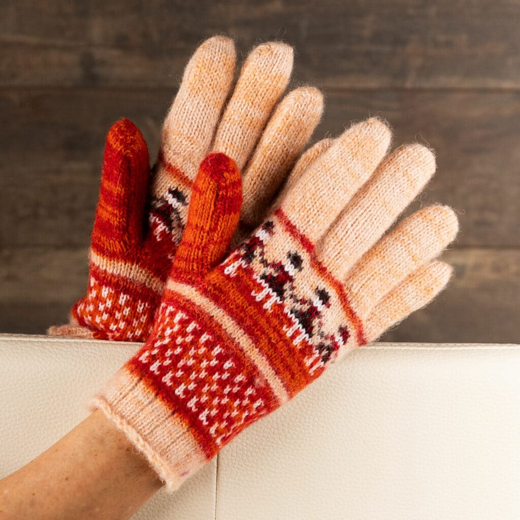 Jolis gants chauds en laine rose saumon et orange, avec un joli motif de poupée. Des gants chauds pour les amoureux des couleurs. Ces gants sont tricotés en pure laine de mouton. Si vous voulez vraiment chouchouter vos mains, ces gants chauds devraient faire l'affaire. Vous sentez l'artisanat et la qualité quand vous les tenez dans vos mains ! Ces gants sont purement naturels. La laine de mouton est respirante et naturellement isolante. Cadeau idéal pour les anniversaires ou les fêtes !