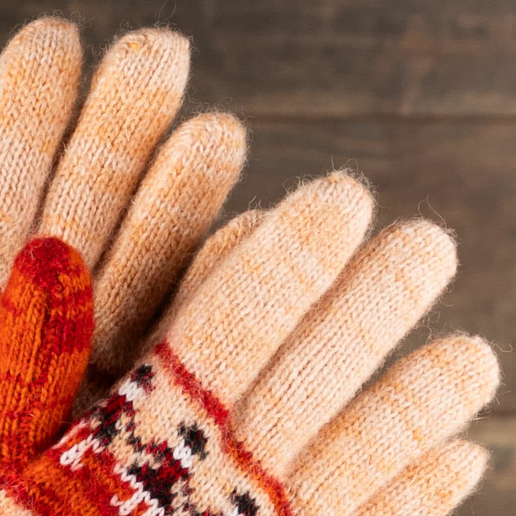 Jolis gants chauds en laine rose saumon et orange, avec un joli motif de poupée. Des gants chauds pour les amoureux des couleurs. Ces gants sont tricotés en pure laine de mouton. Si vous voulez vraiment chouchouter vos mains, ces gants chauds devraient faire l'affaire. Vous sentez l'artisanat et la qualité quand vous les tenez dans vos mains ! Ces gants sont purement naturels. La laine de mouton est respirante et naturellement isolante. Cadeau idéal pour les anniversaires ou les fêtes !