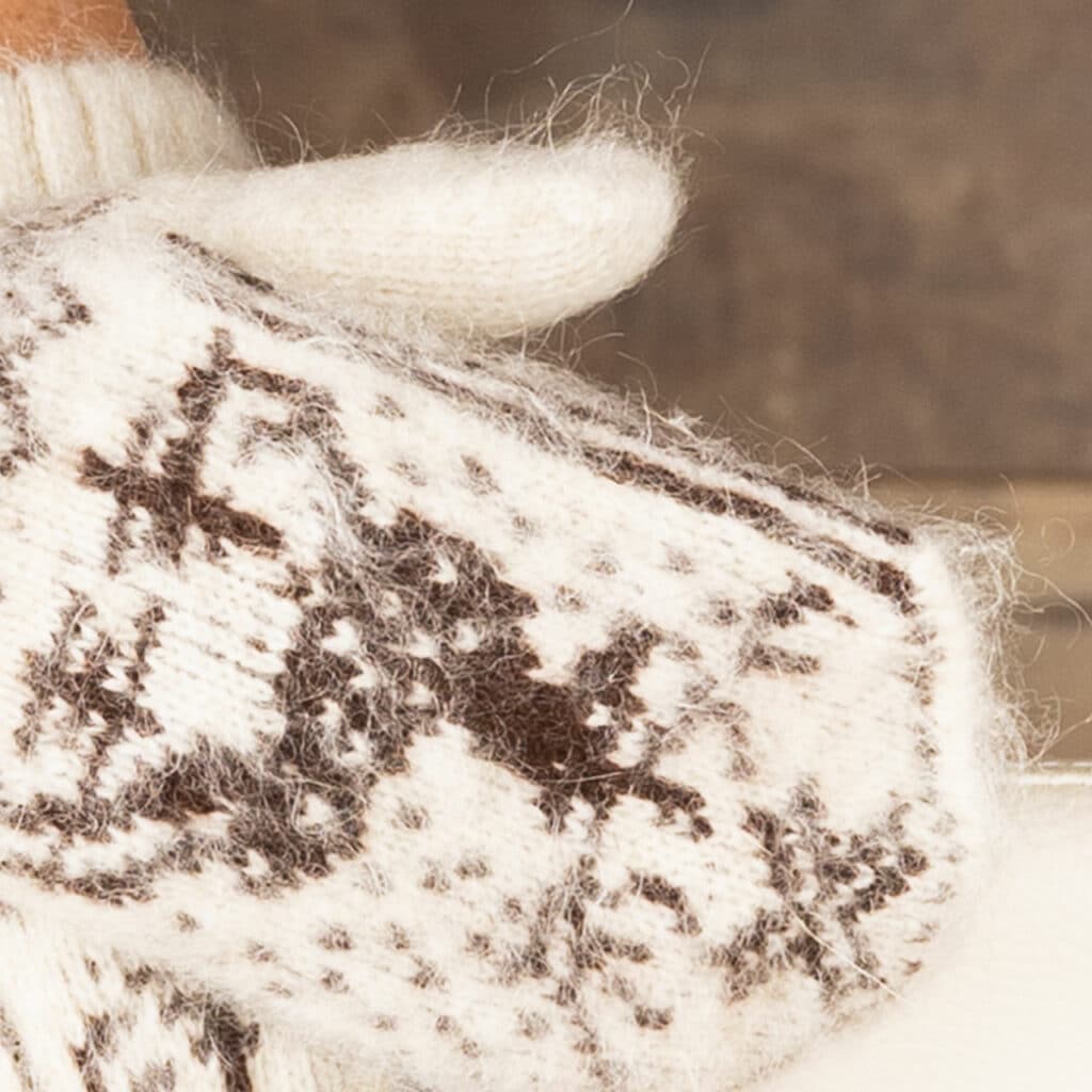 Jolies moufles super chaudes en laine de chèvre de couleur écrue.