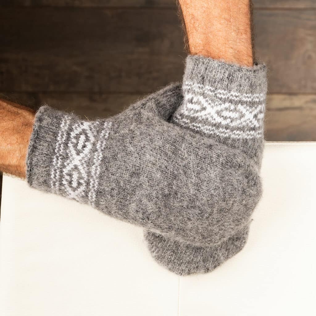 Jolies moufles chaudes en laine pour hommes en gris foncé avec un joli motif en blanc. Moufles chaudes pour hommes en grandes tailles ! Fabriqué avec soin en pure laine de mouton. Des mains merveilleusement chaudes, même par mauvais temps. Ces moufles sont de la nature à l'état pur ! Vous sentez l'artisanat et la qualité quand vous les tenez dans vos mains ! La laine de mouton apporte une chaleur supplémentaire et un effet respirant, ce qui permet de maintenir les mains à la température souhaitée. Cadeau idéal pour les anniversaires ou les fêtes !