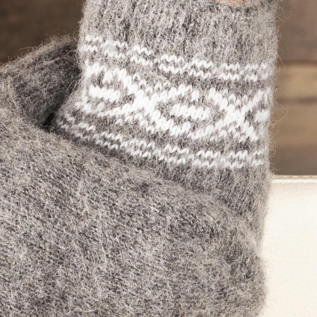 Jolies moufles chaudes en laine pour hommes en gris foncé avec un joli motif en blanc. Moufles chaudes pour hommes en grandes tailles ! Fabriqué avec soin en pure laine de mouton. Des mains merveilleusement chaudes, même par mauvais temps. Ces moufles sont de la nature à l'état pur ! Vous sentez l'artisanat et la qualité quand vous les tenez dans vos mains ! La laine de mouton apporte une chaleur supplémentaire et un effet respirant, ce qui permet de maintenir les mains à la température souhaitée. Cadeau idéal pour les anniversaires ou les fêtes !