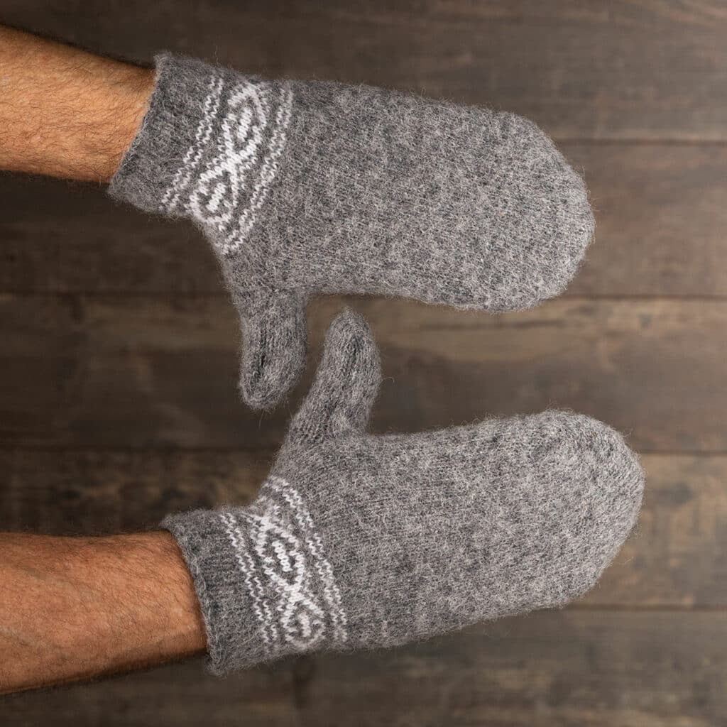 Jolies moufles chaudes en laine pour hommes en gris foncé avec un joli motif en blanc. Moufles chaudes pour hommes en grandes tailles ! Fabriqué avec soin en pure laine de mouton. Des mains merveilleusement chaudes, même par mauvais temps. Ces moufles sont de la nature à l'état pur ! Vous sentez l'artisanat et la qualité quand vous les tenez dans vos mains ! La laine de mouton apporte une chaleur supplémentaire et un effet respirant, ce qui permet de maintenir les mains à la température souhaitée. Cadeau idéal pour les anniversaires ou les fêtes !
