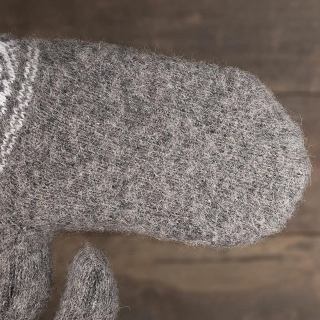 Jolies moufles chaudes en laine pour hommes en gris foncé avec un joli motif en blanc. Moufles chaudes pour hommes en grandes tailles ! Fabriqué avec soin en pure laine de mouton. Des mains merveilleusement chaudes, même par mauvais temps. Ces moufles sont de la nature à l'état pur ! Vous sentez l'artisanat et la qualité quand vous les tenez dans vos mains ! La laine de mouton apporte une chaleur supplémentaire et un effet respirant, ce qui permet de maintenir les mains à la température souhaitée. Cadeau idéal pour les anniversaires ou les fêtes !
