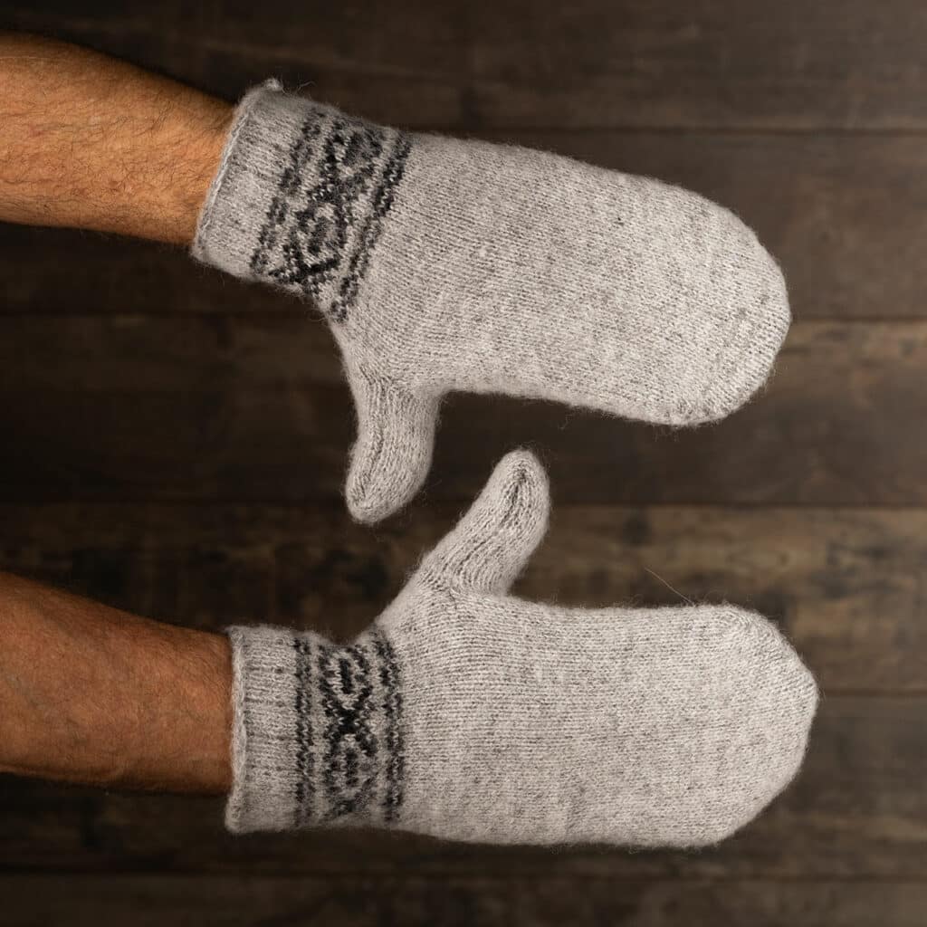 Jolies moufles chaudes en laine pour hommes en gris avec un joli motif en noir. Moufles chaudes pour hommes en grandes tailles ! Fabriqué avec soin en pure laine de mouton. Des mains merveilleusement chaudes, même par mauvais temps. Ces moufles sont de la nature à l'état pur ! Vous sentez l'artisanat et la qualité quand vous les tenez dans vos mains ! La laine de mouton apporte une chaleur supplémentaire et un effet respirant, ce qui permet de maintenir les mains à la température souhaitée. Cadeau idéal pour les anniversaires ou les fêtes !
