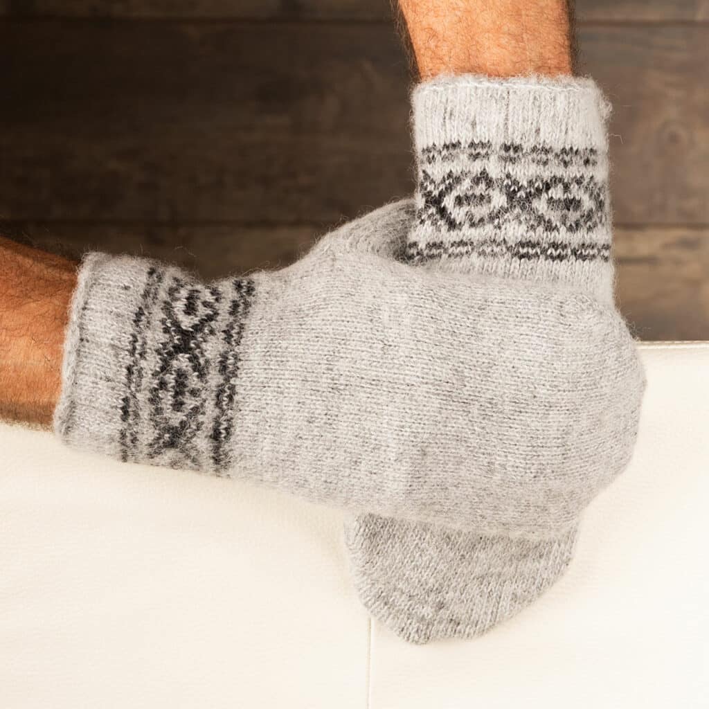 Jolies moufles chaudes en laine pour hommes en gris avec un joli motif en noir. Moufles chaudes pour hommes en grandes tailles ! Fabriqué avec soin en pure laine de mouton. Des mains merveilleusement chaudes, même par mauvais temps. Ces moufles sont de la nature à l'état pur ! Vous sentez l'artisanat et la qualité quand vous les tenez dans vos mains ! La laine de mouton apporte une chaleur supplémentaire et un effet respirant, ce qui permet de maintenir les mains à la température souhaitée. Cadeau idéal pour les anniversaires ou les fêtes !