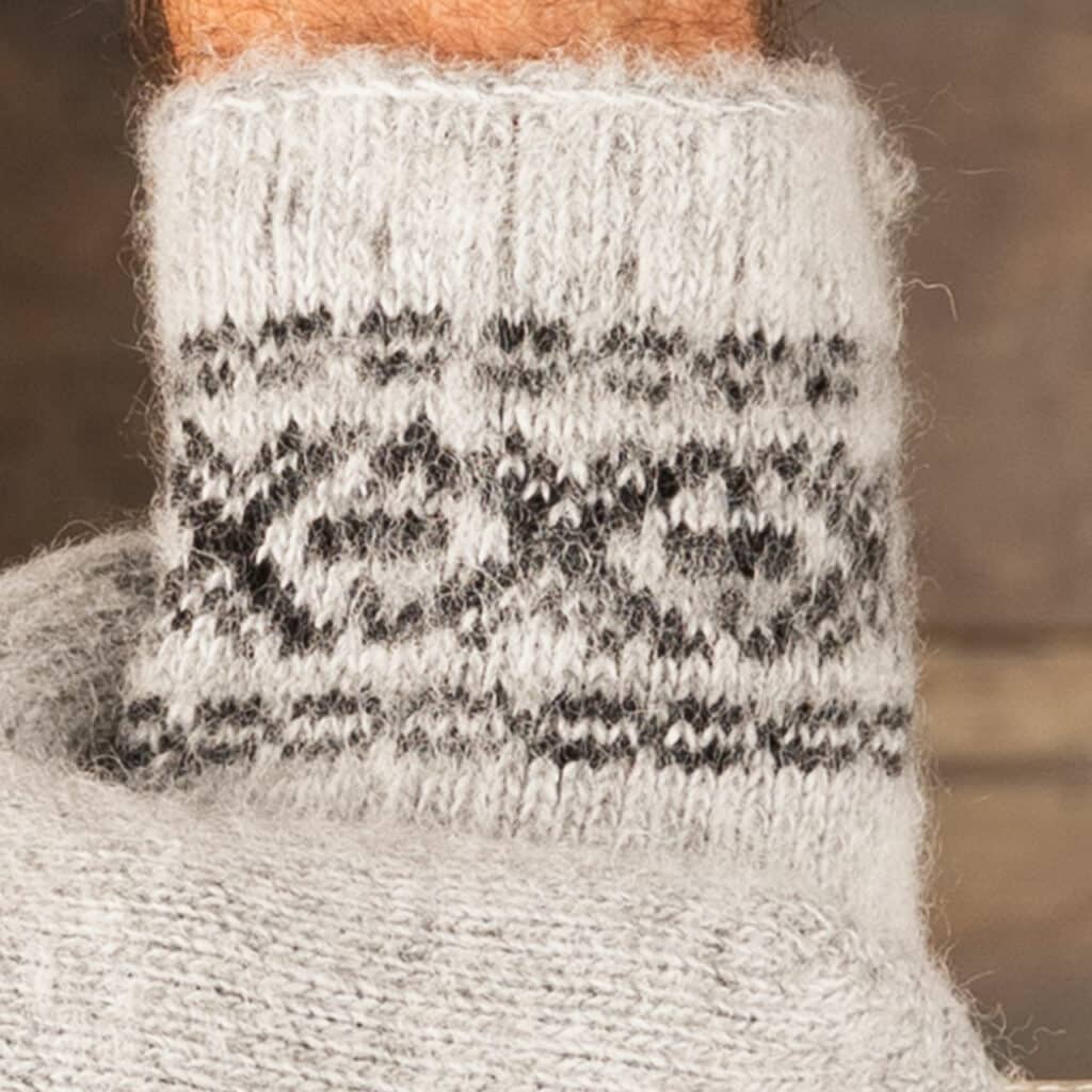 Jolies moufles chaudes en laine pour hommes en gris avec un joli motif en noir. Moufles chaudes pour hommes en grandes tailles ! Fabriqué avec soin en pure laine de mouton. Des mains merveilleusement chaudes, même par mauvais temps. Ces moufles sont de la nature à l'état pur ! Vous sentez l'artisanat et la qualité quand vous les tenez dans vos mains ! La laine de mouton apporte une chaleur supplémentaire et un effet respirant, ce qui permet de maintenir les mains à la température souhaitée. Cadeau idéal pour les anniversaires ou les fêtes !